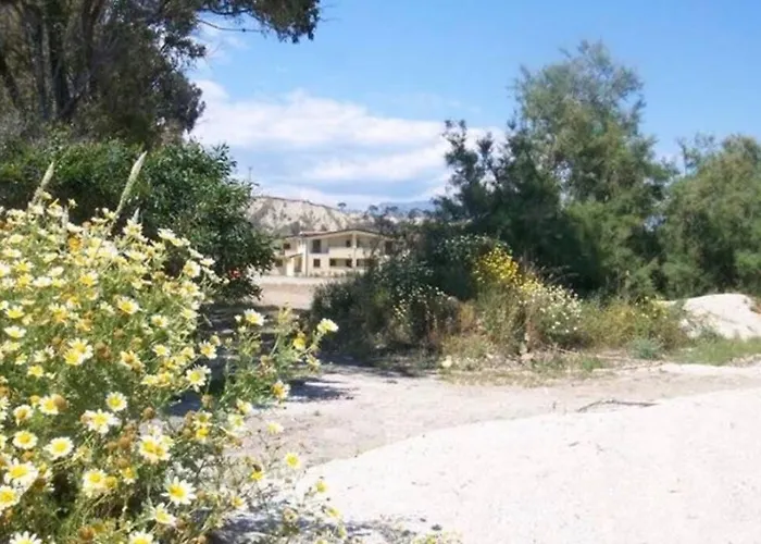 Caulonia, 2 Bed 1st Floor Close To *